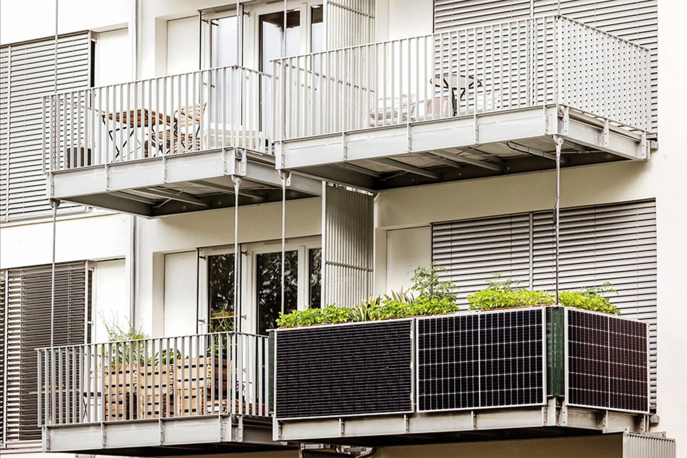 Balkon­kraftwerk bei Elektrotechnik Ehrenberg GmbH in Rohrbach
